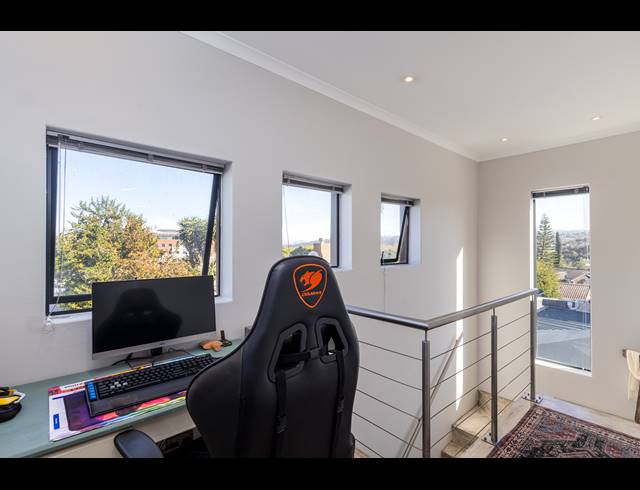 2 BEDROOM FREEHOLD TO LET IN KENRIDGE